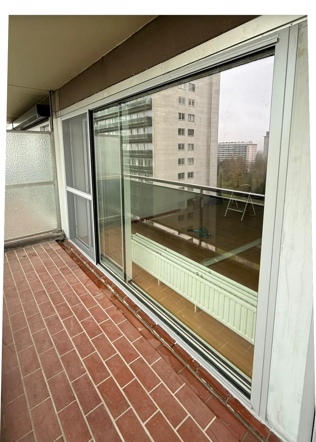 Châssis coulissant en aluminium avec moustiquaire installé à Bruxelles.