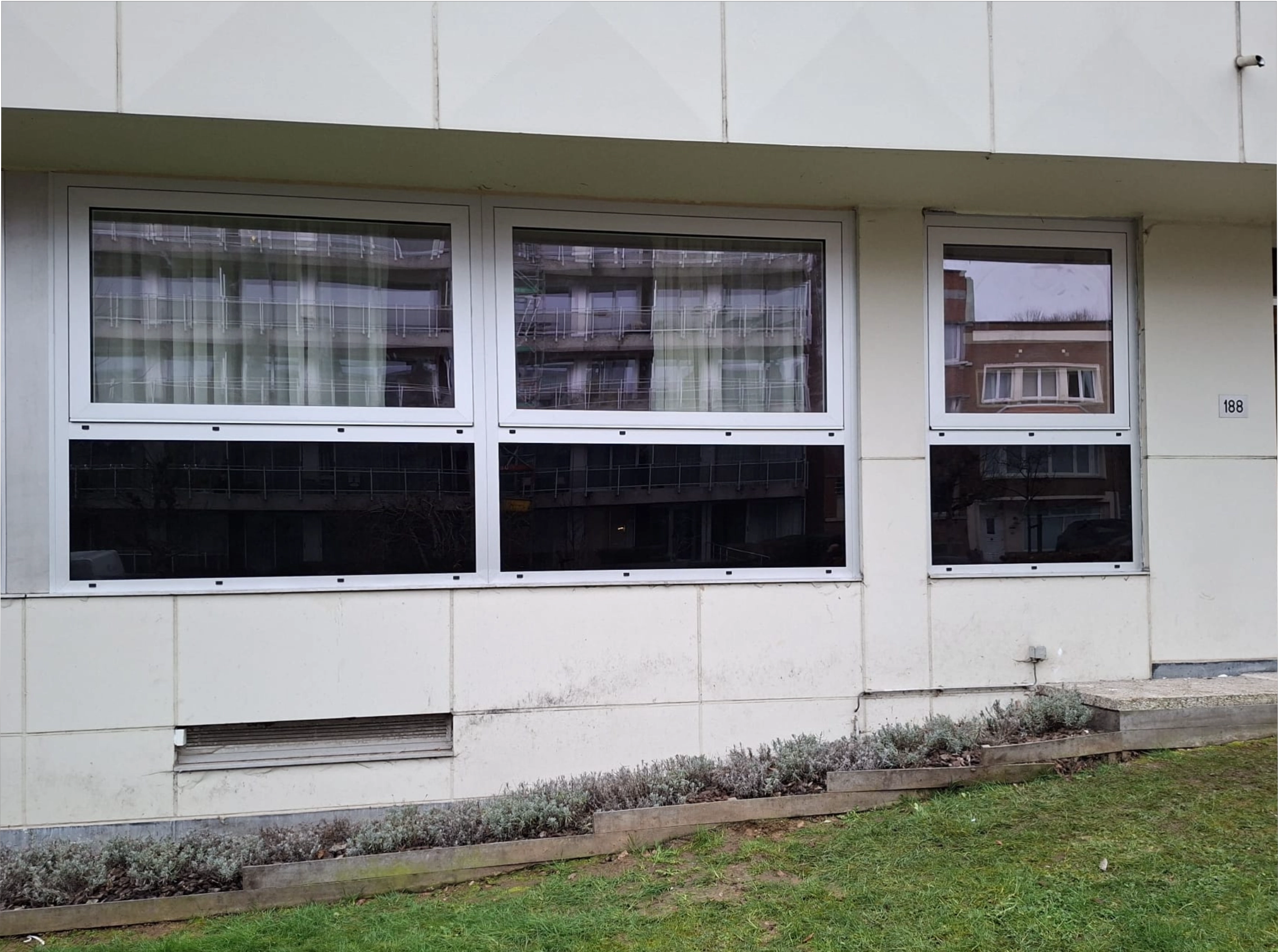 Fenêtre aluminium brossé posée à Ganshoren avec vitrage spécial anti-bruit
