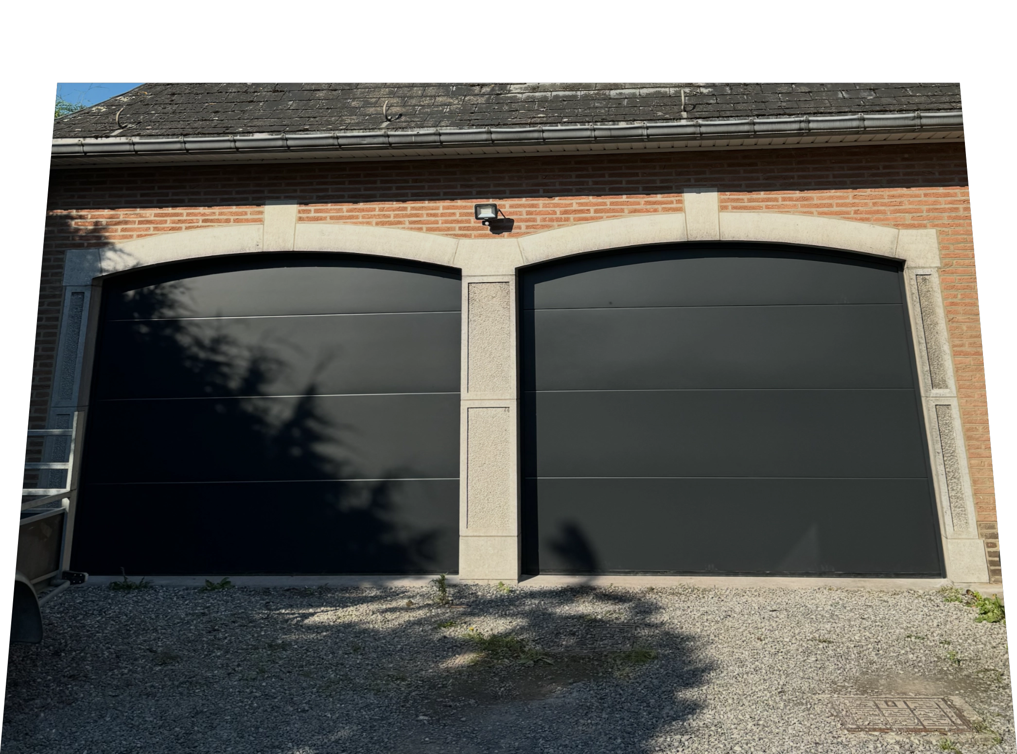 Porte de garage sectionnelle isolée installée à Bruxelles