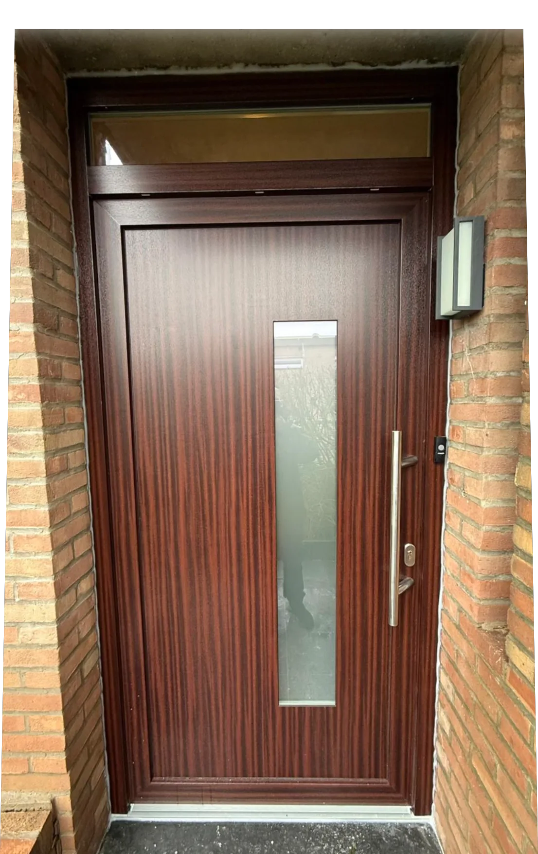 Porte-fenêtre PVC imitation bois installée dans une maison bruxelloise.